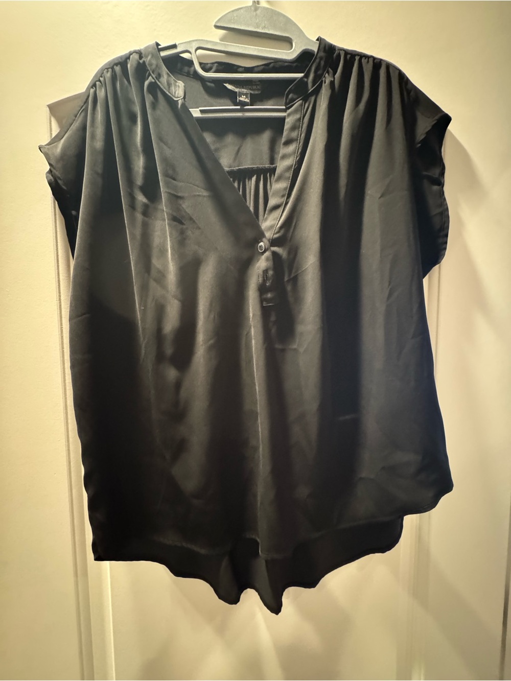 Banana Republic Black V-Neck Cap-Sleeve Blouse - Unbranded